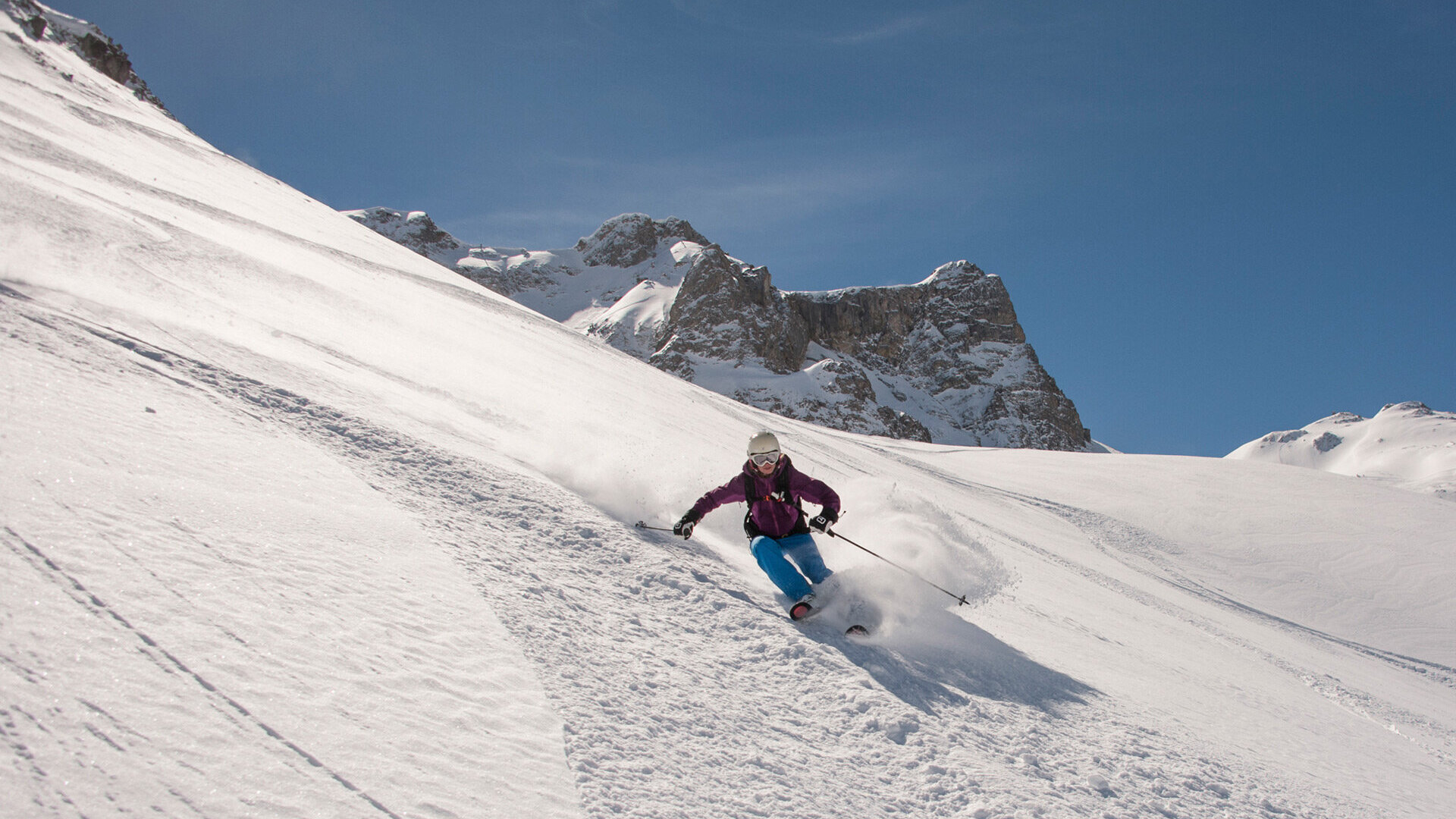 Skifahrer bei der Abfahrt im Tiefschnee