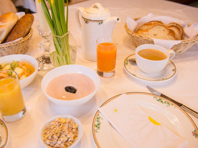 Frühstückstisch mit Obst und Gebäck