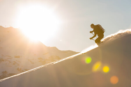 Skifahrer im Tiefschnee