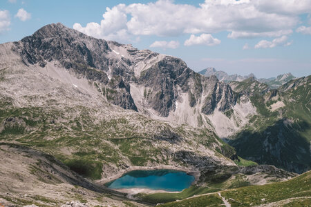 Blauer Bergsee vor Gipfelpanorama