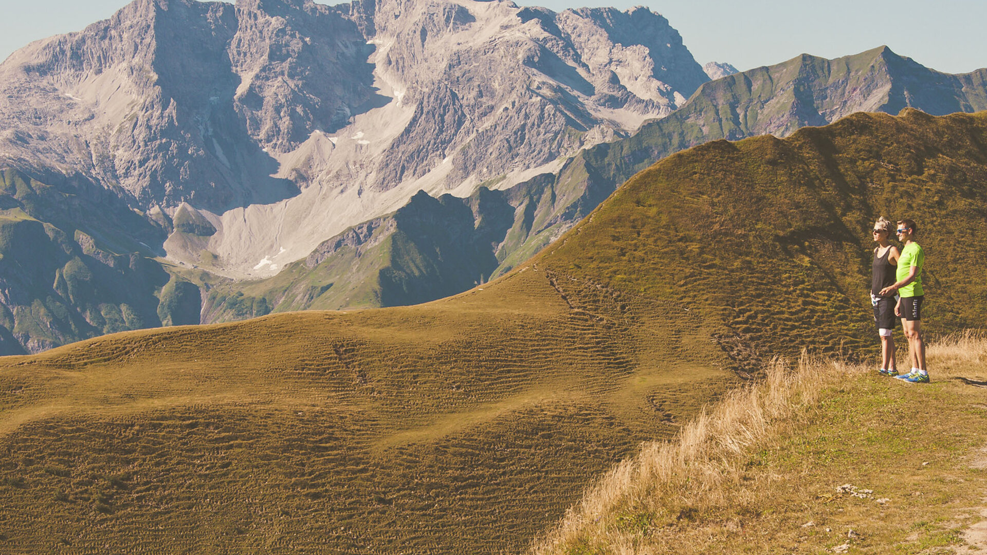 Wanderer vor Bergkette