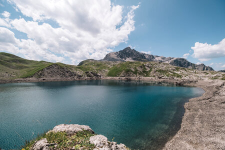 Blauer Bergsee vor Bergpanorama