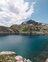 Blauer Bergsee vor Bergpanorama