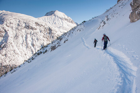 Zwei Skitourengeher beim Aufstieg