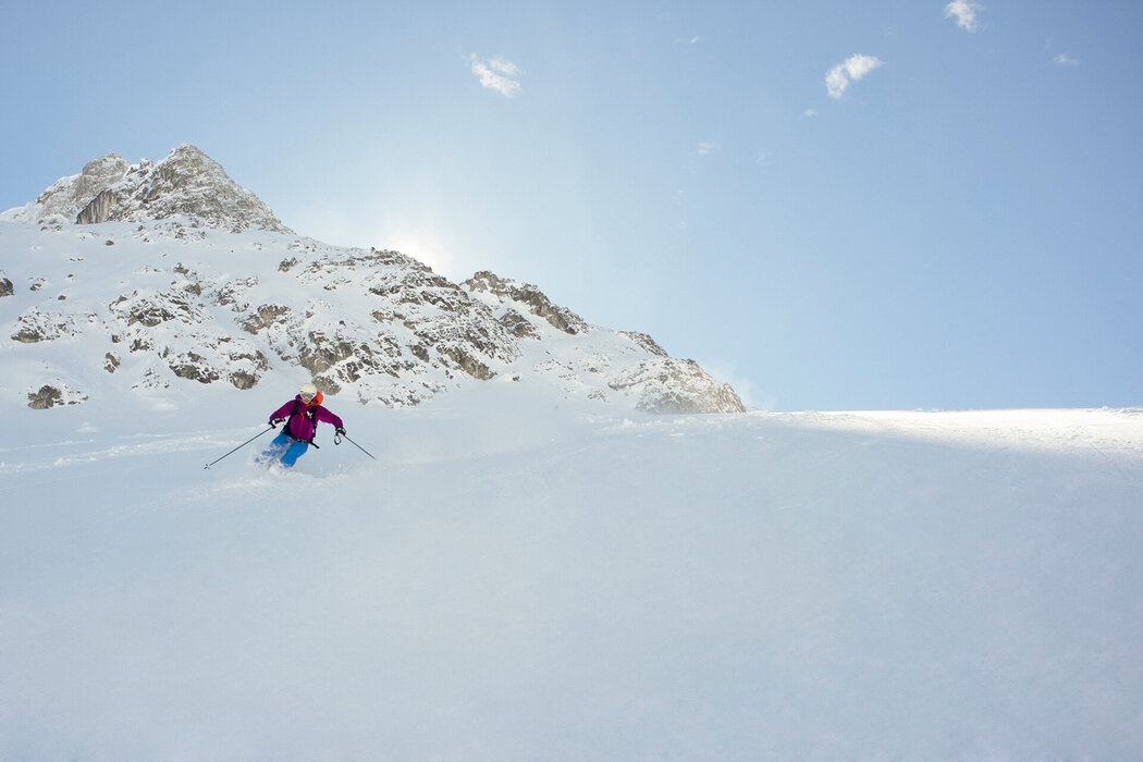Skifahrer im Tiefschnee
