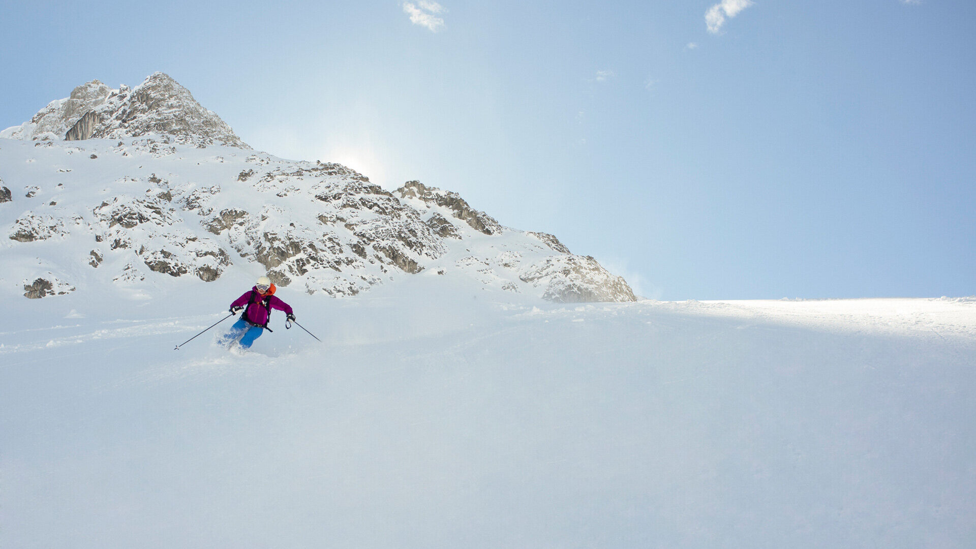 Skifahrer im Tiefschnee