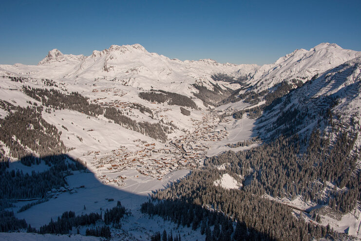 Lech im Winter Blick auf Lech am Arlberg aus der Luft