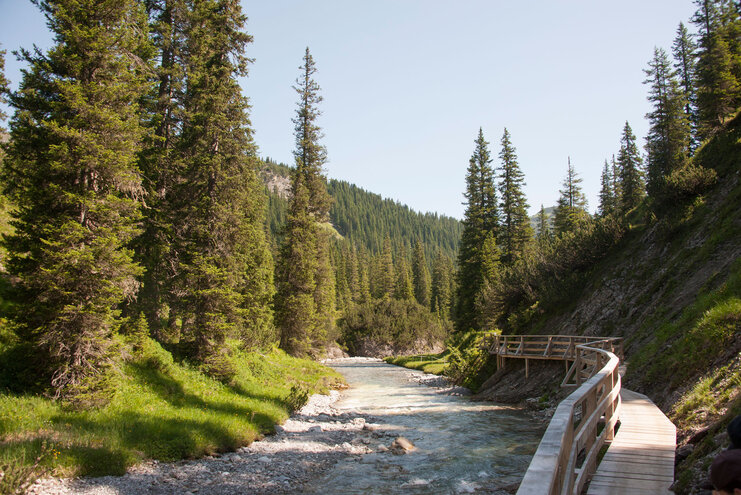 Malerischer Bergbach Weg entlang des Lech