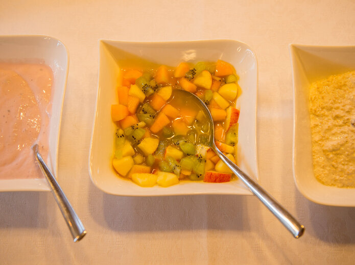 Müsli und Obst beim Frühstücksbuffet