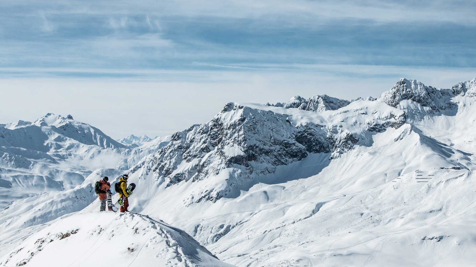 Snowboarder auf einem Gipfel in Lech Zürs