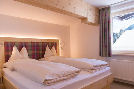 Hotelzimmer mit Doppelbett