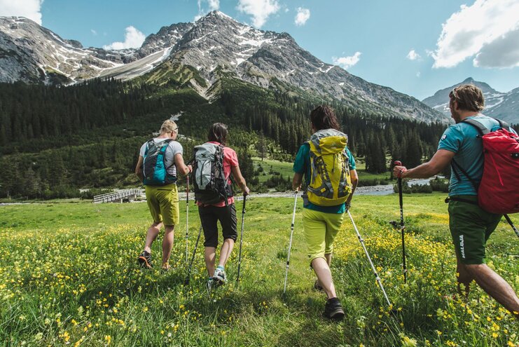 Wanderlust in Lech am Arlberg Gruppe von Wanderer in Berglandschaft