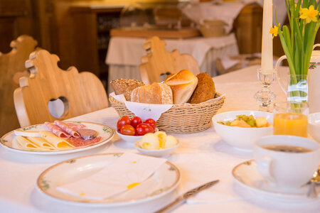 Köstlich gedeckter Frühstückstisch