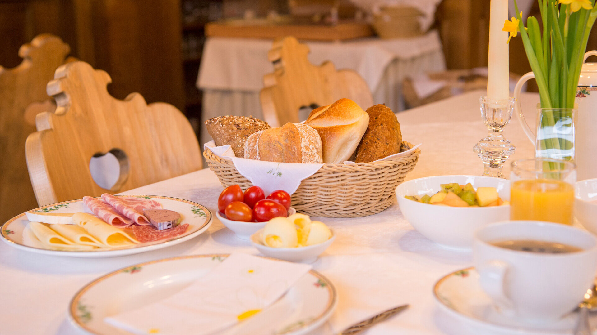 Köstlich gedeckter Frühstückstisch