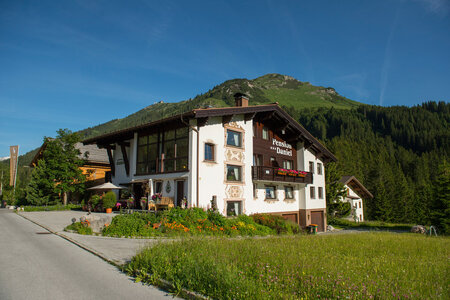 Außenansicht der Pension Daniel im Sommer