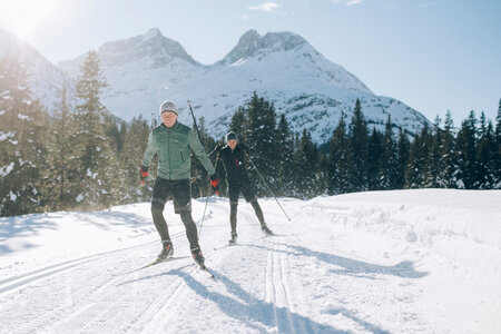 Langläufer vor Berglandschaft