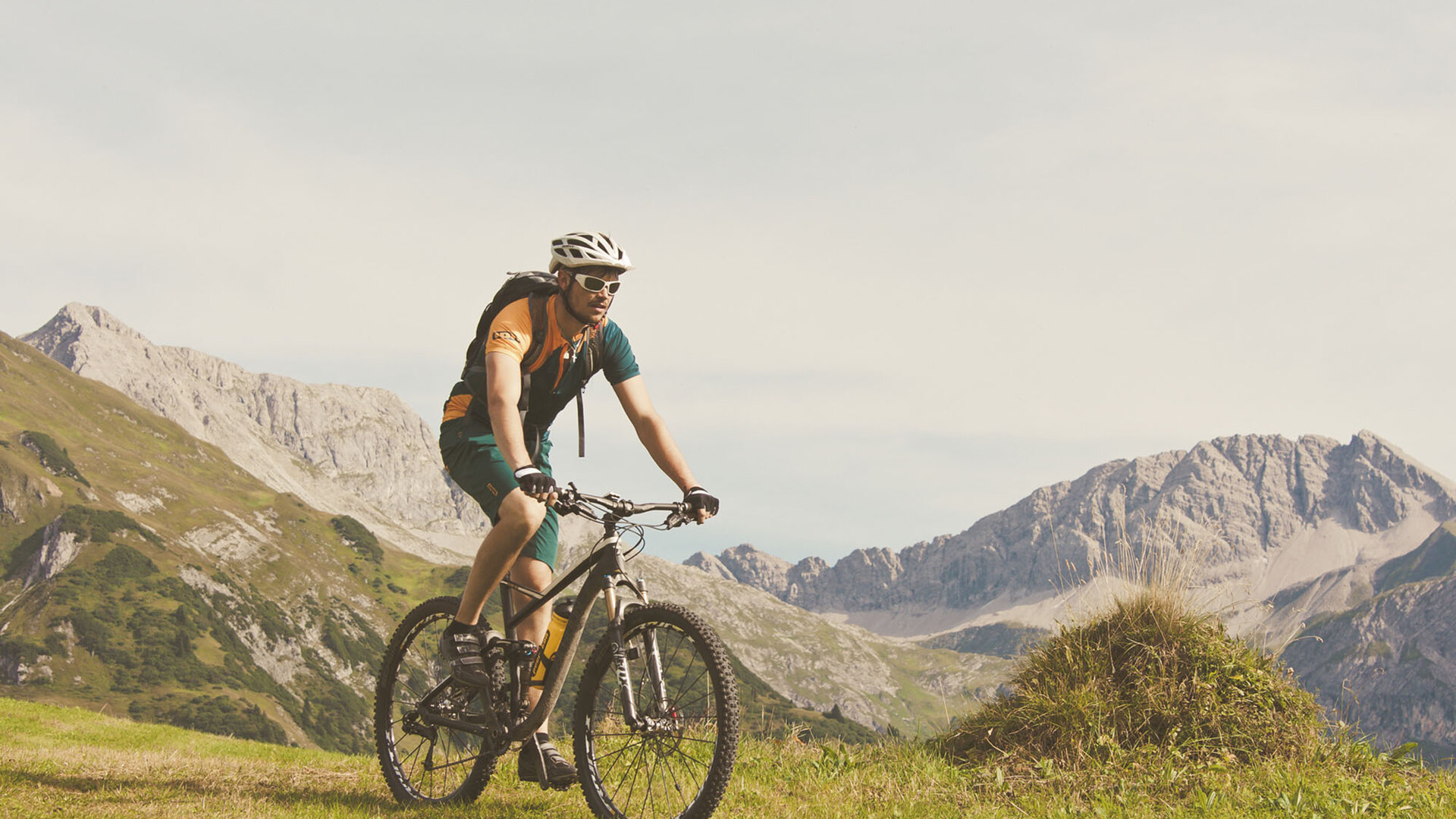 Mountainbiker vor Gipfelpanorama