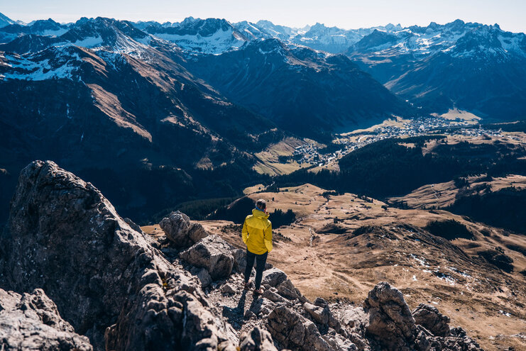 Bergwandern am Arlberg Wanderer am Gipfel mit Blick aufs Tal