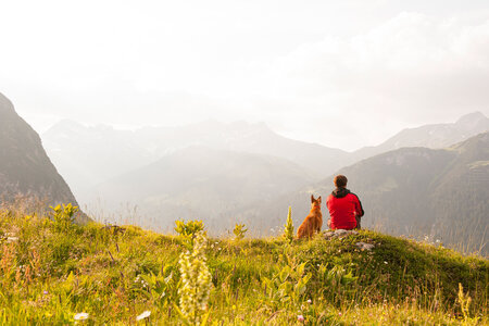 Wanderer mit Hund am Berg