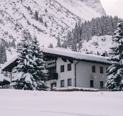 Hausansicht der Pension Daniel im Winter Außenansicht der Pension Daniel im Winter
