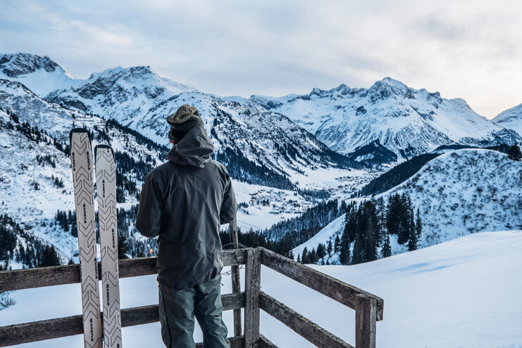Beim Rasten den Weitblick genießen Skifahrer schaut auf Bergpanorama