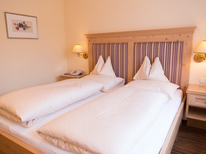 Hotelzimmer mit Doppelbett