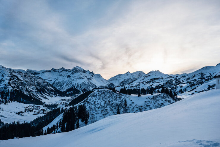 Verschneite Berglandschaft in Lech Zürs