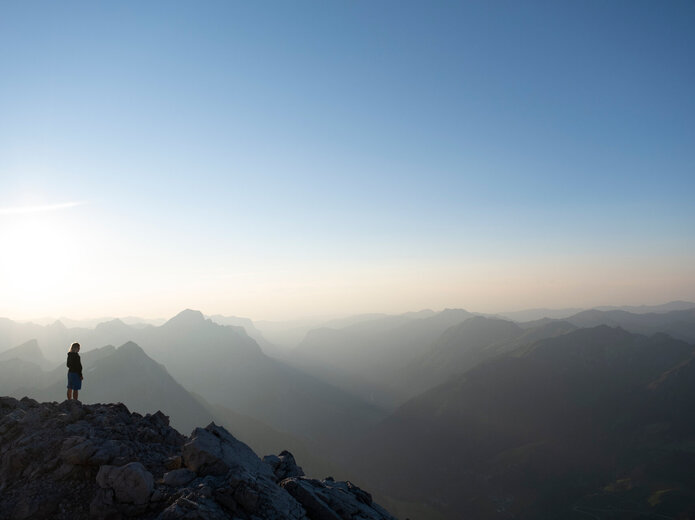 Wanderer vor Bergpanorama