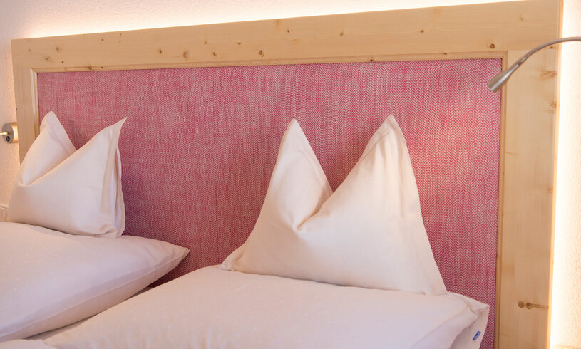Doppelbett in Hotelzimmer