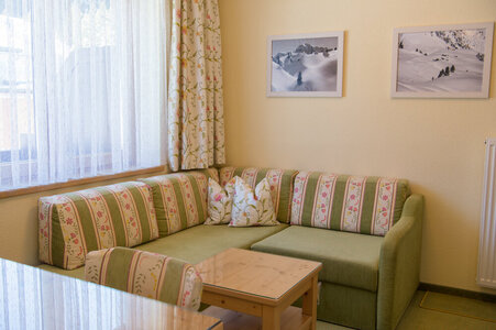 Gemütliche Sitzecke im Hotelzimmer