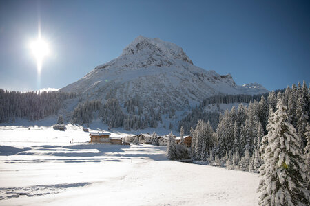 Blick auf das verschneite Lech am Arlberg
